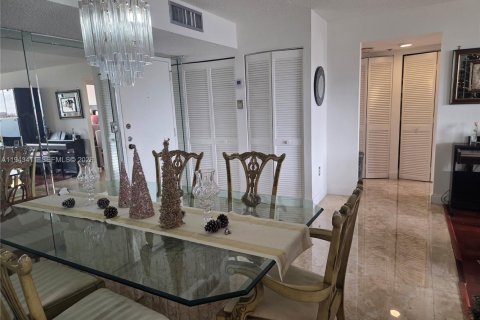 Condo in Sunny Isles Beach, Florida, 2 bedrooms  № 2000212 - photo 23
