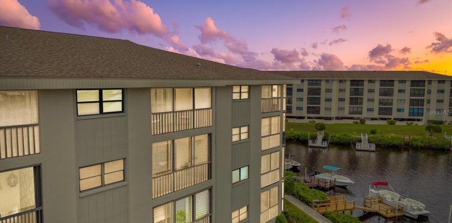 Condo à Port Richey, Floride, 2 chambres № 2406348