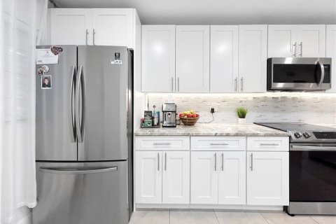 Condo in Belleair, Florida, 2 bedrooms  № 1903942 - photo 9