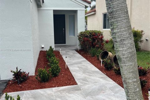 Casa en alquiler en Weston, Florida, 3 dormitorios, 131.92 m2 № 1966936 - foto 3