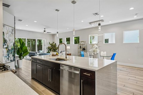 Casa en venta en Tampa, Florida, 4 dormitorios, 287.9 m2 № 2383511 - foto 15