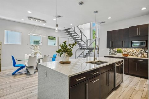 Casa en venta en Tampa, Florida, 4 dormitorios, 287.9 m2 № 2383511 - foto 16