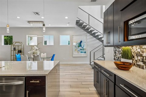 Casa en venta en Tampa, Florida, 4 dormitorios, 287.9 m2 № 2383511 - foto 23