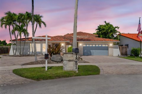 House in Miami, Florida 6 bedrooms, 354.7 sq.m. № 1934918 - photo 2