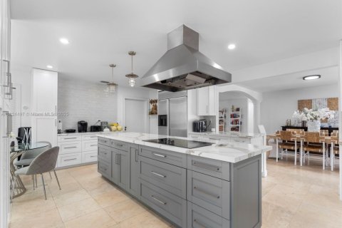 House in Miami, Florida 6 bedrooms, 354.7 sq.m. № 1934918 - photo 13