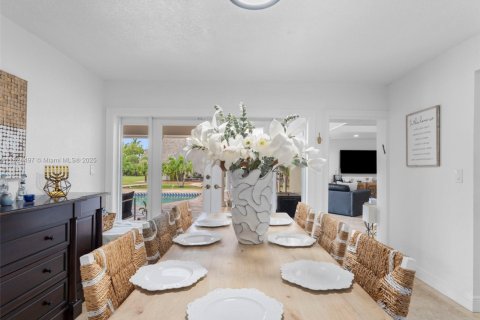 House in Miami, Florida 6 bedrooms, 354.7 sq.m. № 1934918 - photo 24