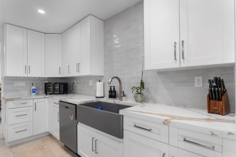 House in Miami, Florida 6 bedrooms, 354.7 sq.m. № 1934918 - photo 14