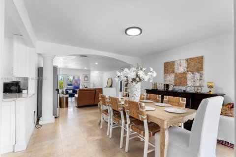 House in Miami, Florida 6 bedrooms, 354.7 sq.m. № 1934918 - photo 20