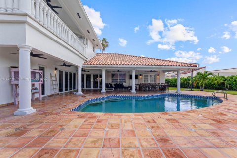 House in Miami, Florida 6 bedrooms, 354.7 sq.m. № 1934918 - photo 1