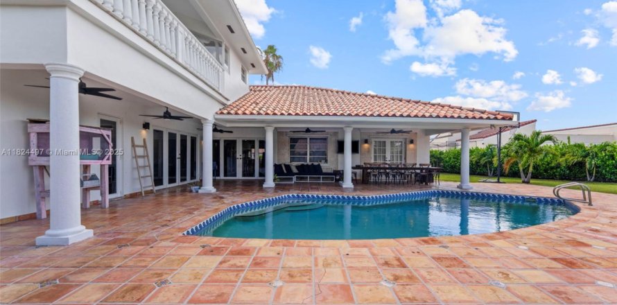 House in Miami, Florida 6 bedrooms, 354.7 sq.m. № 1934918