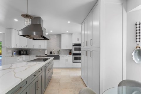 House in Miami, Florida 6 bedrooms, 354.7 sq.m. № 1934918 - photo 15
