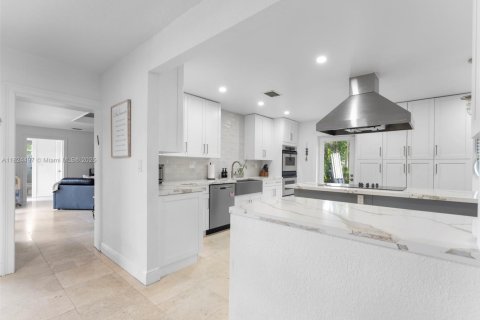 House in Miami, Florida 6 bedrooms, 354.7 sq.m. № 1934918 - photo 10