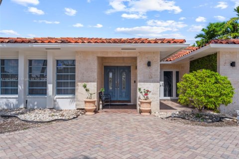 House in Miami, Florida 6 bedrooms, 354.7 sq.m. № 1934918 - photo 7