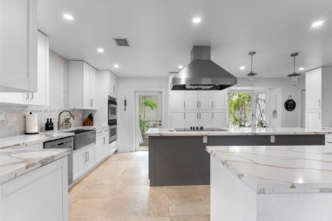 House in Miami, Florida 6 bedrooms, 354.7 sq.m. № 1934918 - photo 4