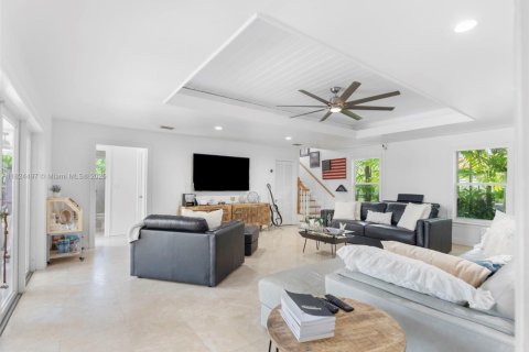 House in Miami, Florida 6 bedrooms, 354.7 sq.m. № 1934918 - photo 25