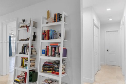 House in Miami, Florida 6 bedrooms, 354.7 sq.m. № 1934918 - photo 9