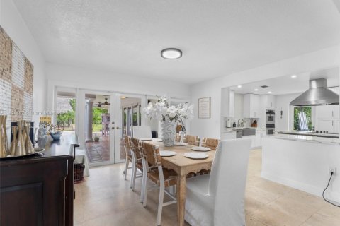 House in Miami, Florida 6 bedrooms, 354.7 sq.m. № 1934918 - photo 23