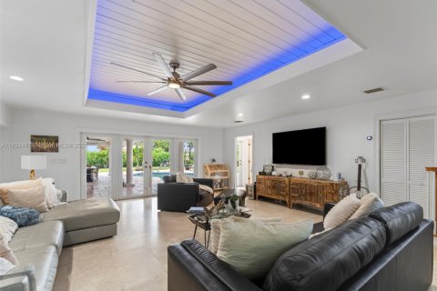 House in Miami, Florida 6 bedrooms, 354.7 sq.m. № 1934918 - photo 28