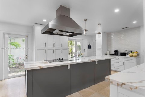 House in Miami, Florida 6 bedrooms, 354.7 sq.m. № 1934918 - photo 11