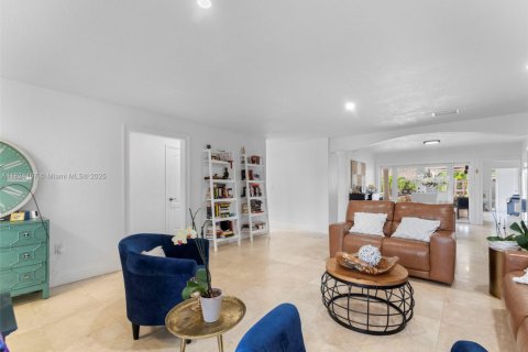 House in Miami, Florida 6 bedrooms, 354.7 sq.m. № 1934918 - photo 8