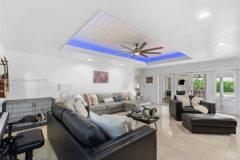 House in Miami, Florida 6 bedrooms, 354.7 sq.m. № 1934918 - photo 27