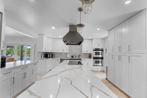 House in Miami, Florida 6 bedrooms, 354.7 sq.m. № 1934918 - photo 17