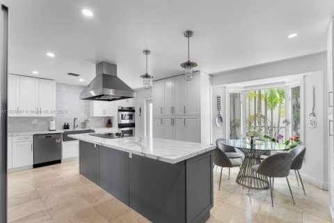 House in Miami, Florida 6 bedrooms, 354.7 sq.m. № 1934918 - photo 19