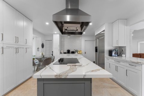 House in Miami, Florida 6 bedrooms, 354.7 sq.m. № 1934918 - photo 12