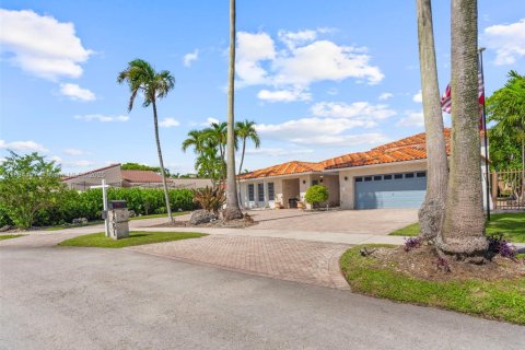 House in Miami, Florida 6 bedrooms, 354.7 sq.m. № 1934918 - photo 5