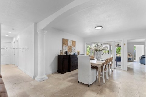 House in Miami, Florida 6 bedrooms, 354.7 sq.m. № 1934918 - photo 21