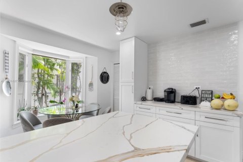House in Miami, Florida 6 bedrooms, 354.7 sq.m. № 1934918 - photo 18