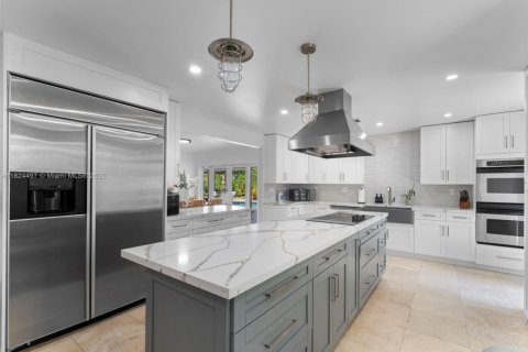 House in Miami, Florida 6 bedrooms, 354.7 sq.m. № 1934918 - photo 16
