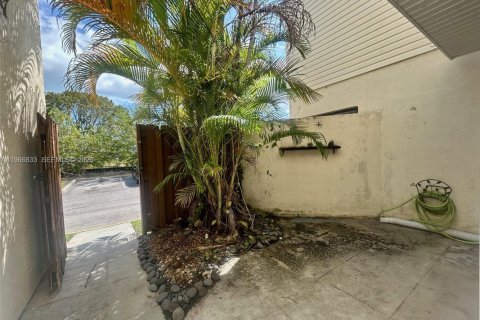 Condo in West Palm Beach, Florida, 1 bedroom  № 2052854 - photo 2