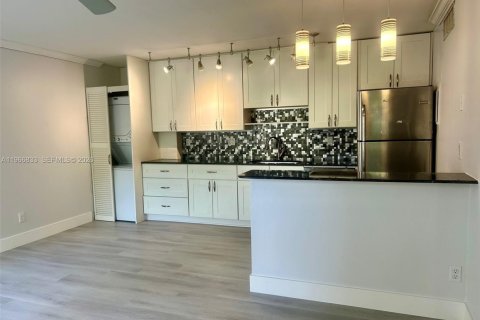 Condo in West Palm Beach, Florida, 1 bedroom  № 2052854 - photo 6