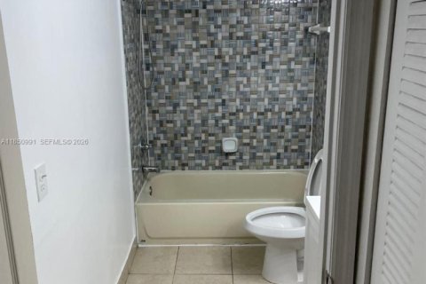 Condominio en alquiler en Miami, Florida, 2 dormitorios, 98.48 m2 № 2060104 - foto 7