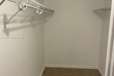 Condominio en alquiler en Miami, Florida, 2 dormitorios, 98.48 m2 № 2060104 - foto 12