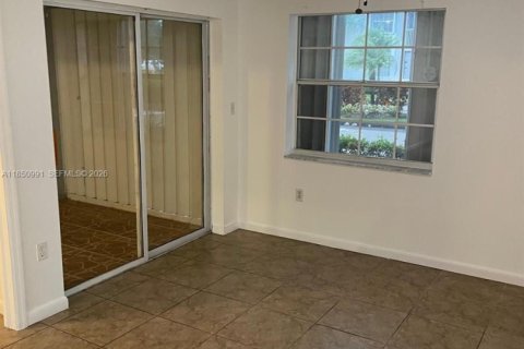 Condominio en alquiler en Miami, Florida, 2 dormitorios, 98.48 m2 № 2060104 - foto 8