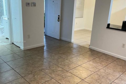 Condominio en alquiler en Miami, Florida, 2 dormitorios, 98.48 m2 № 2060104 - foto 5