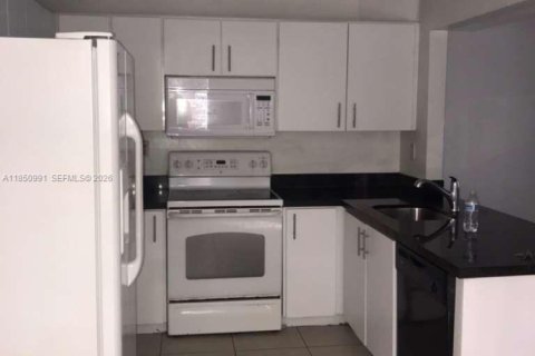 Condominio en alquiler en Miami, Florida, 2 dormitorios, 98.48 m2 № 2060104 - foto 4