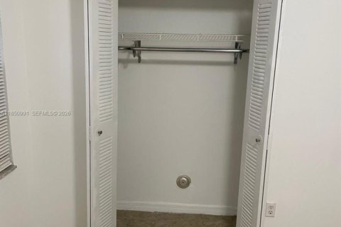 Condominio en alquiler en Miami, Florida, 2 dormitorios, 98.48 m2 № 2060104 - foto 19