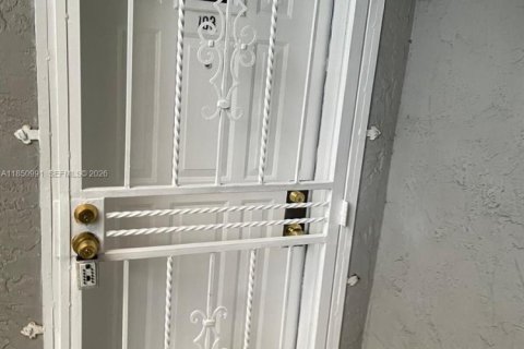 Condominio en Miami, Florida, 2 dormitorios  № 2060104