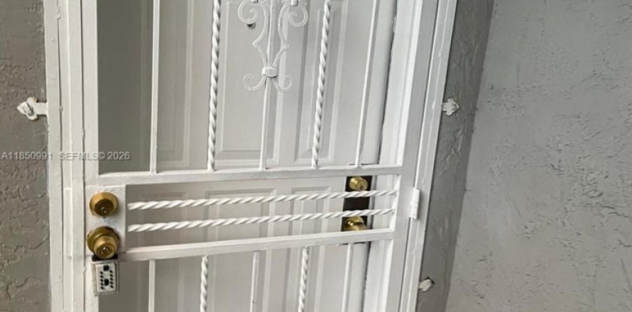 Condominio en Miami, Florida, 2 dormitorios  № 2060104