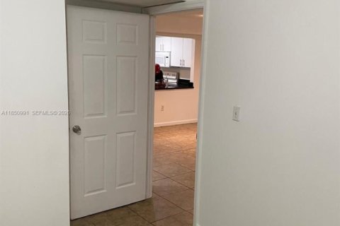 Condominio en alquiler en Miami, Florida, 2 dormitorios, 98.48 m2 № 2060104 - foto 18