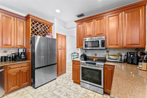 House in Weston, Florida 5 bedrooms, 239.5 sq.m. № 1802680 - photo 12