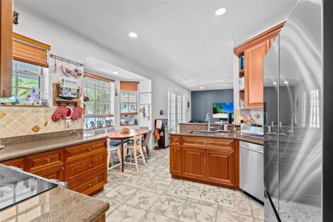 House in Weston, Florida 5 bedrooms, 239.5 sq.m. № 1802680 - photo 11