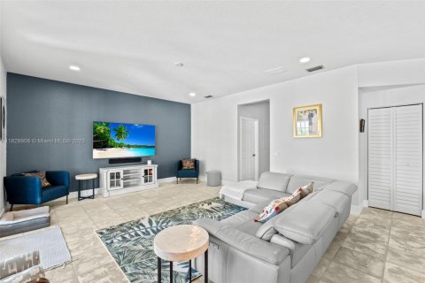 House in Weston, Florida 5 bedrooms, 239.5 sq.m. № 1802680 - photo 7