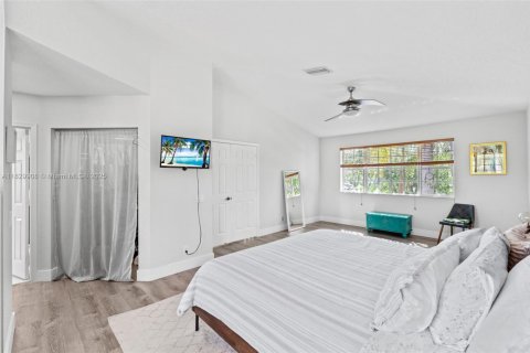 House in Weston, Florida 5 bedrooms, 239.5 sq.m. № 1802680 - photo 20