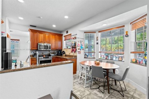 House in Weston, Florida 5 bedrooms, 239.5 sq.m. № 1802680 - photo 10