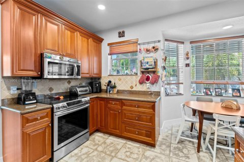 House in Weston, Florida 5 bedrooms, 239.5 sq.m. № 1802680 - photo 14