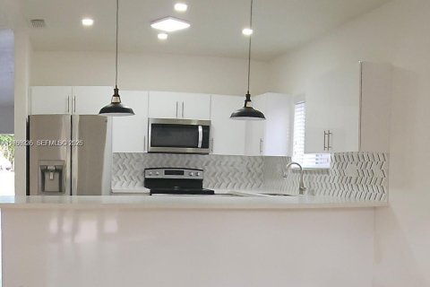 Villa ou maison à vendre à Miami, Floride: 4 chambres, 146.51 m2 № 2011916 - photo 5